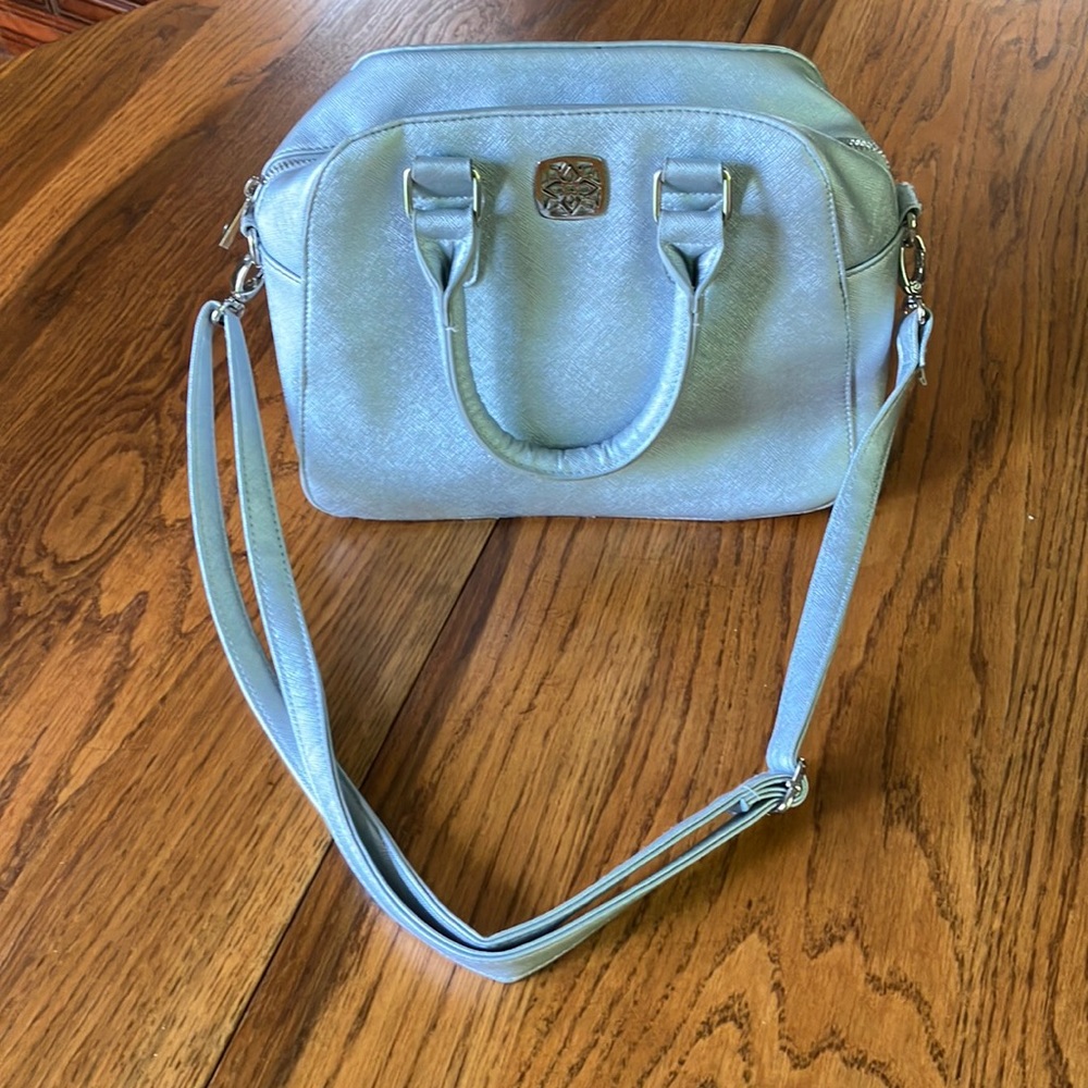 LIKE NEW CHRISTIAN SIRIANO SILVER GRAY CROSSBODY ADJUSTABLE STRAP BAG